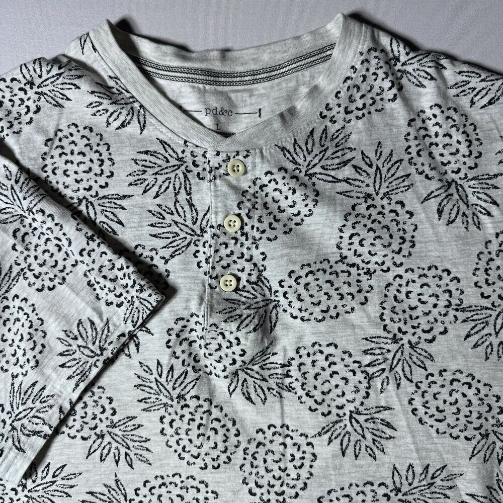 PD&C Mens Large Short Sleeve T Shirt 3 Button Collar Pineapple All Over Print